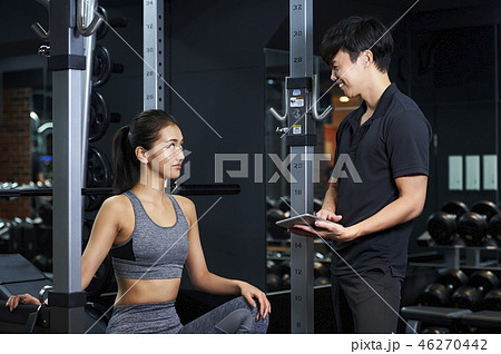 ベンチプレス 女性の写真素材