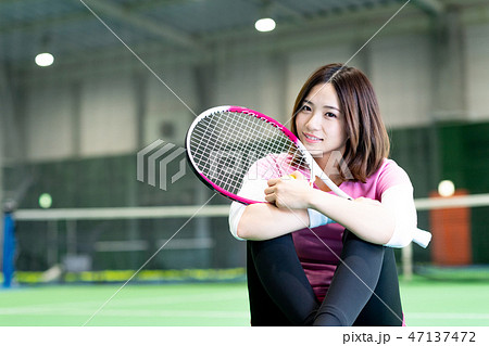 女の子 スポーツ テニス かわいいの写真素材