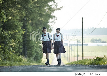 女子高生 ２人 学校帰り 田舎の写真素材