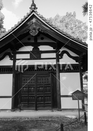寺 仏教 モノクロ 白黒の写真素材