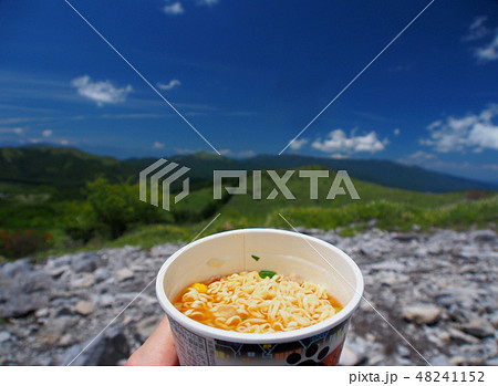 山の景色とカップラーメン