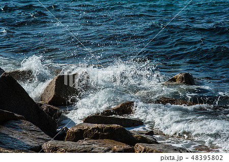 波 水しぶき 海 海岸の写真素材