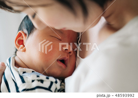 新生児 横顔 赤ちゃん 寝顔の写真素材