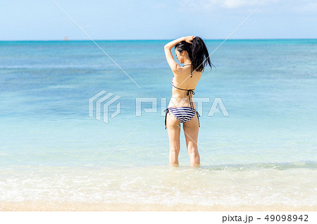 水着 女性 ビーチ 後ろ姿の写真素材