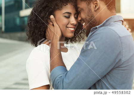 恋人 抱っこする 抱きつく 抱きしめるの写真素材
