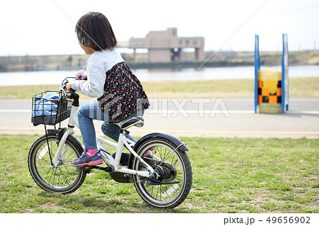 子供 自転車 乗る 後ろ姿の写真素材