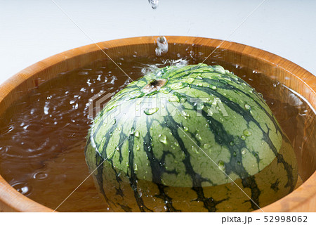 スイカ 涼 木桶 水の写真素材