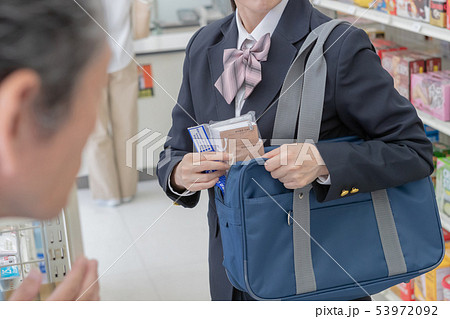 コンビニ 万引き 女性 店長の写真素材