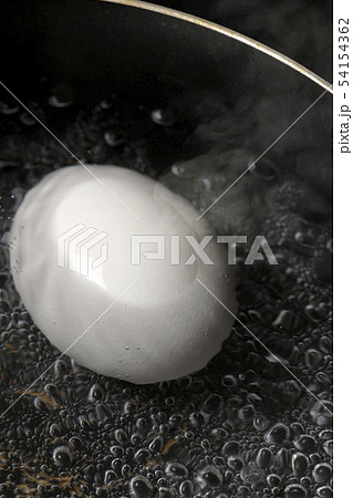 ゆで卵 沸騰 茹で卵 茹でるの写真素材