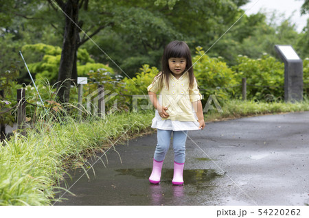 長靴をはいた女の子の写真素材