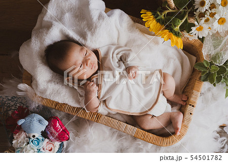 男の子 赤ちゃん 新生児 生まれたての写真素材