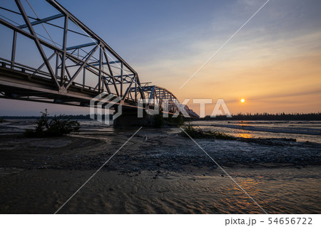 日の出残橋の写真素材