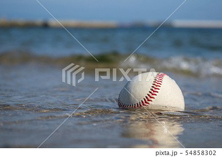 野球 ボール 海 波の写真素材