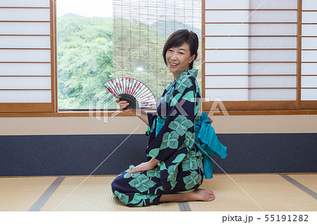 浴衣 着物 和服 正座の写真素材