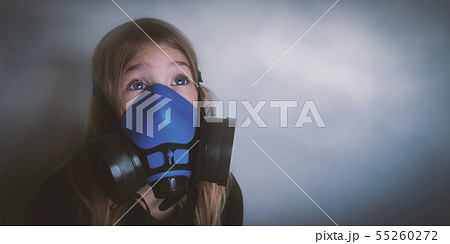 ガスマスク アレルギー 女の子の写真素材