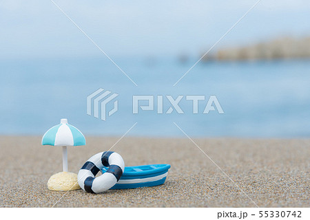 パラソル ビーチパラソル 砂浜 ミニチュアの写真素材