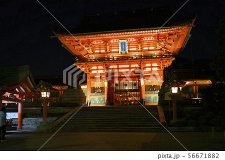伏見稲荷 神社 夜景 夜の写真素材