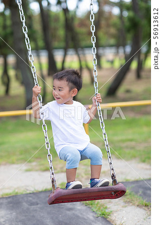 園児 ブランコ 立ちこぎ 公園 1人 人物の写真素材