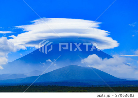 富士山 レンズ雲 風景写真 神秘のレンズ雲と富士山の出会い、雨になりました。 この瞬間を