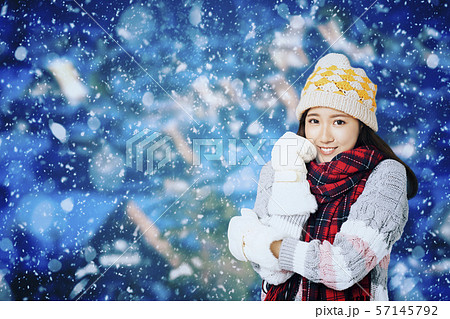 雪 女の子 女児 アジア人の写真素材