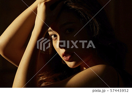 人物 女性 セクシー 外国人 魅力的 かっこいいの写真素材