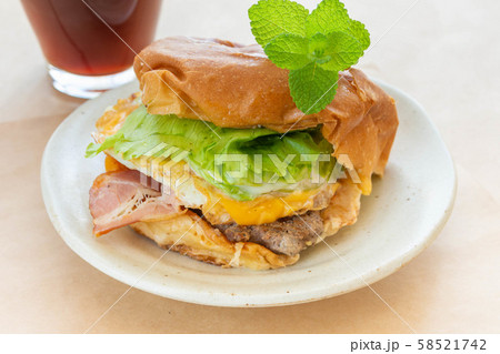 ハンバーガー 佐世保バーガー 食べ物 洋食の写真素材