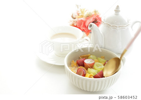 ホットシリアル コーンフレーク シリアル 朝食ミルクの写真素材