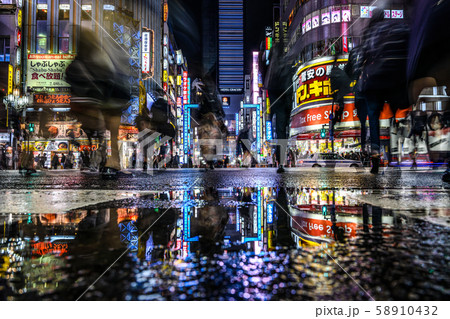 新宿 街 雨 夜景の写真素材