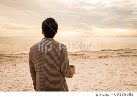 後ろ姿 男性 男の写真素材