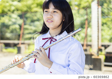 中学生 女の子 吹奏楽部 フルートの写真素材