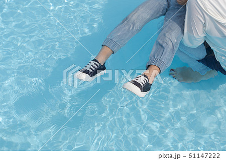 着衣泳の写真素材