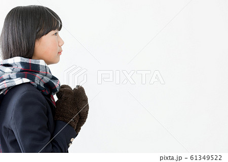 女性 横顔 日本人 マフラーの写真素材