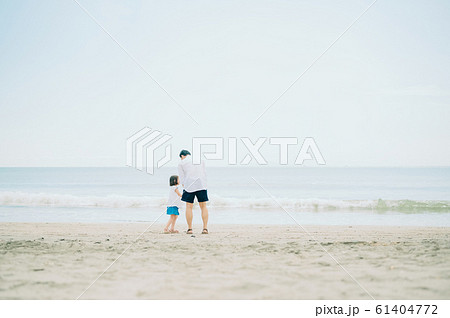 女の子後ろ姿 海の写真素材
