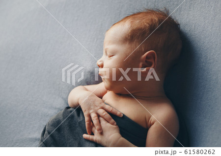 人物 子供 赤ちゃん 横顔 ベビーの写真素材