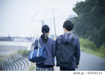 二人 高校生 歩く 後ろ姿の写真素材
