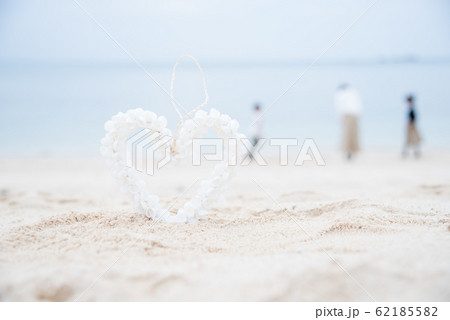 海 砂浜 ハート 風景 ハートマークの写真素材