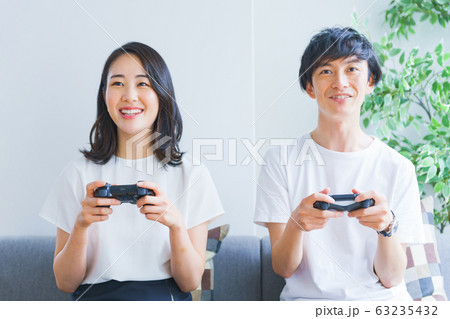 テレビゲーム カップル ゲーム 遊びの写真素材