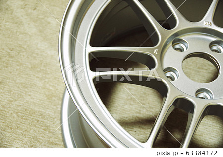 車 かっこいい シルバー タイヤの写真素材