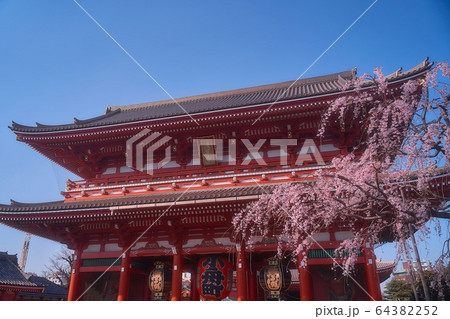 浅草寺 東京スカイツリー 人力車 青空の写真素材