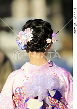 女性 後姿 着物 日本髪 うなじ 和装 明るいの写真素材