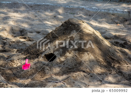 砂浜 砂 砂遊び 砂の山の写真素材