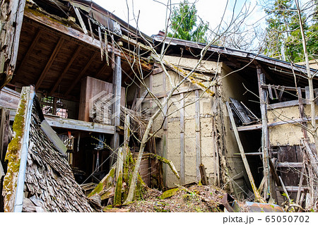 廃屋 あばら家 廃墟 家の写真素材