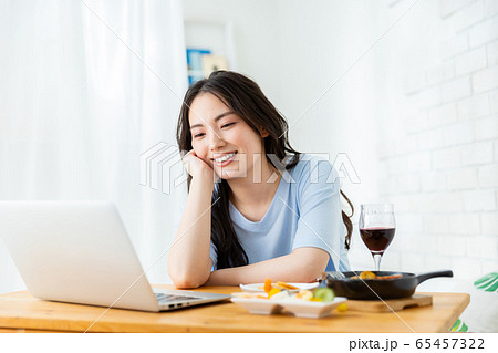 オンライン飲み会の写真素材