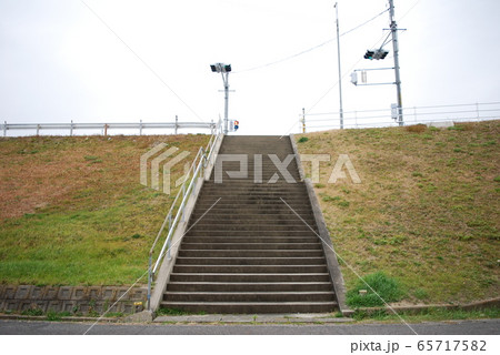 階段 雑草 土手 河川敷の写真素材