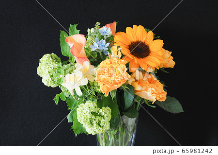 黒バック 花瓶 生花 プレゼントの写真素材