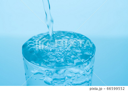コップ 水 水滴 透明感の写真素材