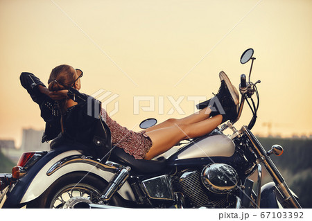 ライダー ポーズ バイク 女性の写真素材