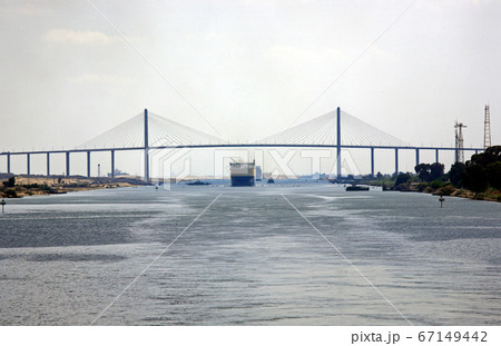 スエズ運河 ムバーラク平和大橋 日本友好橋 エジプトの写真素材