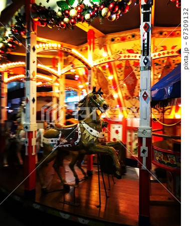 メリーゴーランド 遊具 遊園地 クリスマスの写真素材