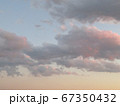 薄っすらピンク色に染まる夕焼け空の雲 の写真素材